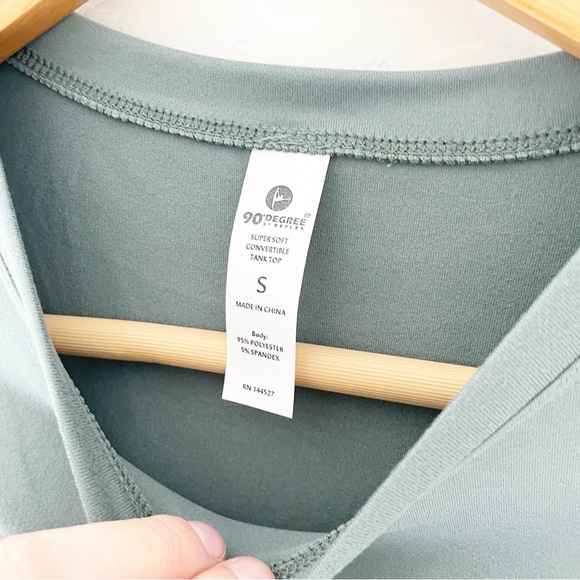 90 Degree split hem active crop top size small - Picture 3 of 4